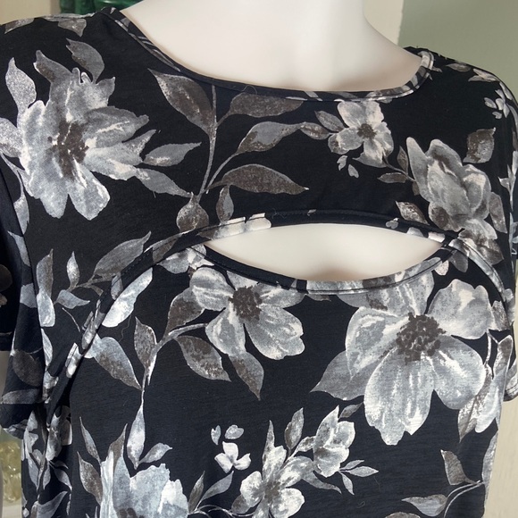 NWOT Floral Black Gray Long Tunic Blouse Shirt Top Heimish Cutout Flutter Sleeve - Picture 3 of 9